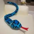 Joli jouet en peluche serpent bleu avec des taches noires et une langue rouge - 105cm / Bleu