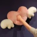 Joli coussin en peluche cœur rose avec ailes blanches, oreiller rembourré doux pour canapé. - S / Cœur ailé