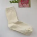 Einfarbige feingestreifte Baumwoll-Mittelrohrsocken für Damen, ideal für herbstliche Alltagsmode. - Einheitsgröße / Creme