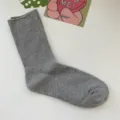 Graue gerippte Damen Socken aus Baumwolle, einfarbige schlichte Freizeitsocken im Herbst. - Einheitsgröße / Hellgrau