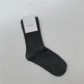 Chaussettes mi-hautes unies en coton gris foncé pour femmes style japonais décontracté. - Taille unique / Gris foncé