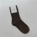 Chaussettes marron foncé avec étiquette, bas en coton uni et confortable au quotidien - Taille unique / Café