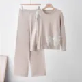 Beige gebreide tweedelig set met kralen vlinder motief, trui en comfortabele wijde broek. - Eén maat / Top en Broek / Abrikoos