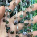 Detalle macro de cuentas facetadas de piedra natural verde para creación de bisutería - 6x9mm (Aprox. 32 Piezas/Tira) / Ágata de la India