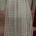 Vue détaillée de rangs de perles de coquillage blanches pour accessoires DIY - 4mm (Environ 92 Perles par Brin) / Blanc