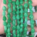 Gros plan de perles en pierre d'aventurine verte naturelle en forme de goutte pour bijoux - 8*10mm (env. 39 pièces/brin) / Jade Malais