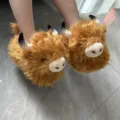 Pantofole pelose in peluche di yak per donna, scarpe invernali calde con simpatiche corna di mucca. - Marrone