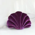 Cuscino in peluche conchiglia in velluto viola scuro per arredamento, morbido accessorio divano. - Viola scuro