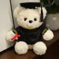 Schattige afstudeer pluche teddybeer met een academische hoed en toga als cadeau. - Broken Wit