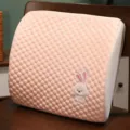 Cuscino lombare in memory foam rosa con ricamo di coniglietto per ufficio o auto. - Cuscino lombare coniglio rosa a pois rinfrescanti