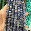 Vista detallada de cuentas de piedra natural azul talladas para hacer joyas artesanales - Sodalita Azul