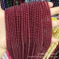 Gros plan de petites perles rondes en jade rouge naturel à texture translucide - 3mm (Environ 120 Perles/Fil) / Jade Rouge