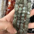 Primer plano de cuentas de piedra natural gris facetadas para proyectos de joyería DIY - Labradorita