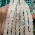 Vista detallada de cuentas octogonales de cristal blanco natural para bisutería DIY - Cristal de roca