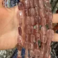 Makrodetail von natürlichen Erdbeerquarz-Rechteckperlen für DIY-Schmuckherstellung - 10*14mm*5mm (Ca. 28 Stück/Strang) / Erdbeerquarz