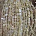 Macrodetail van natuurlijke witte barokke schelpkralen met parelmoerglans voor sieraden - Wit Parelmoer