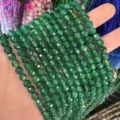Primer plano de cuentas de ágata verde facetada natural de 6mm para joyería artesanal. - Aprox. 62 Cuentas/Tira / 6mm / Ágata verde