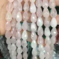 Makrodetail der facettierten rosa Rosenquarz-Wassertropfenperlen für DIY-Schmuck - Rosenquarz