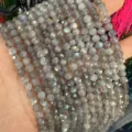 Primer plano de cuentas de piedra natural facetada gris de 6 mm para joyas de DIY - Aprox. 62 Cuentas/Tira / 6mm / Destello Gris