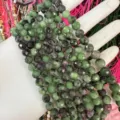 Primer plano de cuentas de piedra natural verde facetada de 6 mm para joyas y pulseras DIY - Aprox. 62 Cuentas/Tira / 6mm / Rubí Zoisita