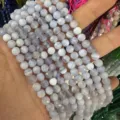 Primer plano de cuentas de ágata azul claro natural facetadas de 6 mm para hacer joyas. - Aprox. 62 Cuentas/Tira / 6mm / Ágata Púrpura