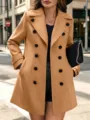 Vista dettagliata di un cappotto da donna in lana cammello con risvolto e bottoni neri. - Taglia S / Kaki