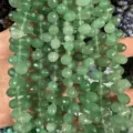Detalle macro de cuentas de piedra natural facetada verde para accesorios de joyería DIY - 6x9mm (44 Piezas/Tira) / Aventurina Verde