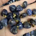 Nahaufnahme von mehreren 16 mm herzförmigen blauen Naturstein-Anhängern für DIY-Ketten - 16x9mm / Blauer Sodalith