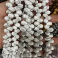 Vue détaillée de perles de turquoise blanche naturelle facettées en goutte pour bijoux artisanaux - 6x9mm (44 Pièces/Fil) / Turquoise Blanche Naturelle