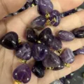 Detaillierte Nahaufnahme mehrerer 16 mm herzförmiger natürlicher Amethyst-Anhänger - 16x9mm / Amethyst