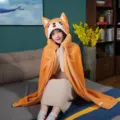 Jolie couverture cape à capuche shiba inu, châle en peluche douce pour la sieste quotidienne. - Cape enfant simple épaisseur (L 1,4 m, H 80 cm, bouton-pression, sans gants) / Yeux ronds marron