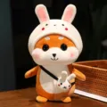 Joli jouet en peluche Shiba Inu avec chapeau de lapin et mini sac, poupée douce cadeau enfant. - Peluche lapin blanc déguisé / 30cm