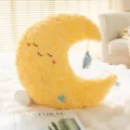 Bellissimo cuscino in peluche a mezzaluna gialla con faccia sorridente per la camera. - Cuscino Luna / 45cm / Giallo