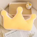 Bonito cojín de felpa de corona, cojín suave amarillo para sofá y decoración acogedora. - Corona