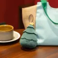 Süßer grüner Tannenbaum Plüsch Anhänger mit Gesicht, festliche Weihnachtsdeko zum Hängen. - Mini Weihnachtsbaum Anhänger / 12cm