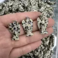 Detailansicht von Engelsflügel-Anhängern aus Dalmatiner-Stein für DIY-Halsketten und Schmuck - 18*25mm / Gepunkteter Stein