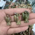 Nahaufnahme von drei Engelsanhängern aus natürlichem Unakitstein, in der Hand gehalten - 18*25mm / Unakit