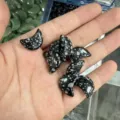 Detail van 20 mm maanvormige sneeuwvlok obsidiaan natuursteen houtsnijwerk voor decor - 20x6mm / Sneeuwvlok