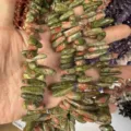 Detail van onregelmatige langtandvormige natuurlijke Unakiet stenen kralen voor DIY sieraden - Ongeveer 38cm Per Streng (10-25mm) / Unakiet
