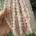 Vue détaillée des perles de quartz rose naturel torsadées pour la création de bijoux - 6x10mm (40 Pcs) / Quartz rose