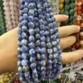 Gros plan de perles en pierre naturelle marbrée bleue et blanche pour bijoux DIY - Pierre à Points Bleus