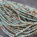 Primer plano de cuentas redondas de piedra Shoushan azul claro con vetas marrones naturales - 寿山石圆珠 / 4mm (单条约90颗)