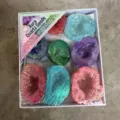 Detailansicht farbenfroher Aura-Quarz-Geoden in einem mineralischen Proben-Set - Eine Box / Zuckerherz-Achat