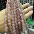 Vue macro de perles en cristal de quartz fraise rose naturel pour la création de bijoux - Quartz Fraise