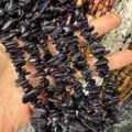 Gedetailleerde opname van fonkelende blauwe zandsteen kralen in onregelmatige splintervorm - Ongeveer 38cm Per Streng (10-25mm) / Blauwe zandsteen