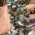 Close-up van natuurlijke onregelmatige lange tandvormige stenen kralen voor DIY sieraden - Ongeveer 38cm Per Streng (10-25mm) / Bamboebladagaat