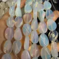 Primo piano dettagliato di perle di opale ovali iridescenti irregolari per accessori gioielli DIY - Opalite