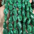 Dettaglio macro di perle in pietra malachite verde ovale con motivi a strisce per gioielli - Pietra di Malachite