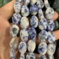 Primo piano di perle ovali in diaspro blu naturale per la creazione di gioielli DIY - Pietra a Macchie Blu