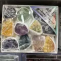 Natürliche Amethyst- und Fluoritkristall-Mineralerz-Sammlung in einem weißen Display-Box-Set - Gemischte Mineralien (1) / Eine Box